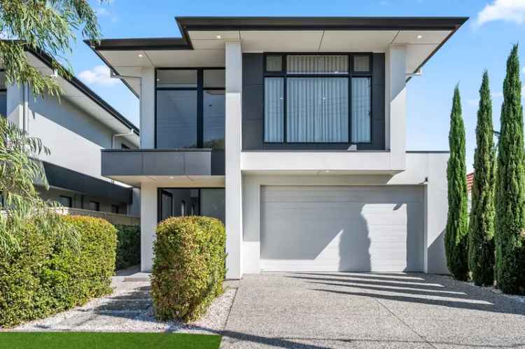 Luxurious Two Storey Family Home West Beach