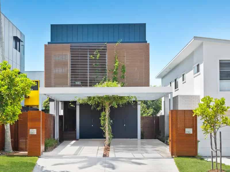 DESIGNER, FREESTANDING HOME - PRIME BEACH LOCATION!