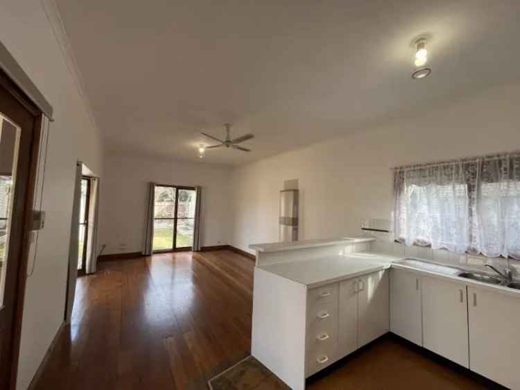 Four Bedroom Period House Near Pakington Street