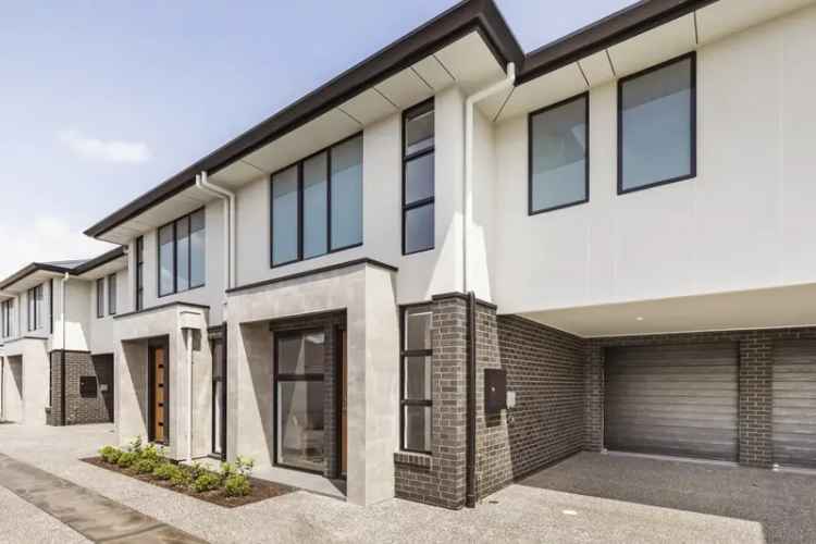 Spacious Low-Maintenance Townhouse in North Plympton