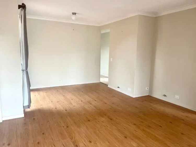 Lease Comfortable House in St Helens Park with 3 Bedrooms and Garage