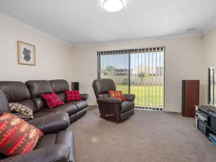 Four Bedroom Family Home Near Airport Broadwood