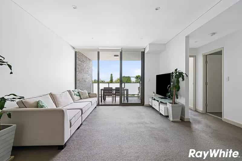 Two-bedroom apartment with Sydney City views in ultra-convenient location