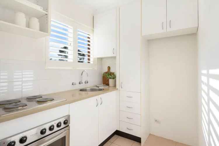 Bright One Bedroom Apartment, Mere Minutes from Mosman Village