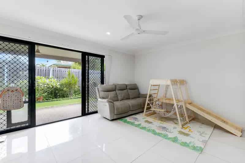 End-Unit Townhouse Offering Comfort and Convenience in Calamvale
