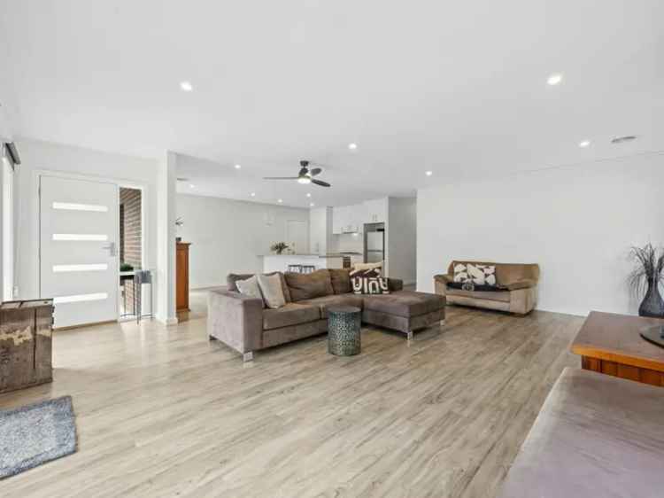 Ballarat North Townhouse: 3 Beds, High Ceilings, Stone Kitchen