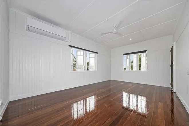 Stylish Renovated Cottage Near CBD and Strand