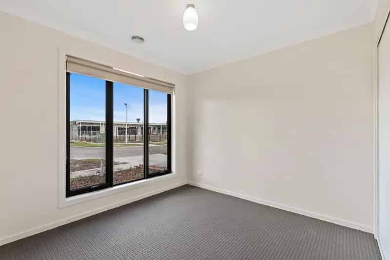 Light-filled 4 Bedroom House in the Heart of Wyndham Vale