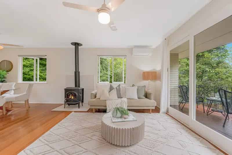 Cute As A Button In Quiet But Convenient Location