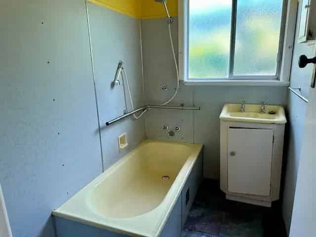 Buy house in Corowa with huge block and great position