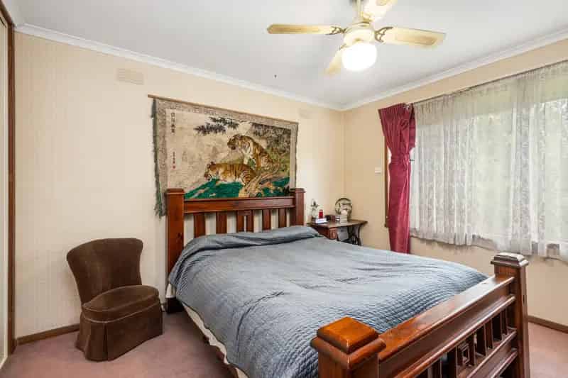 Buy house in a charming setting with potential in 604m² block