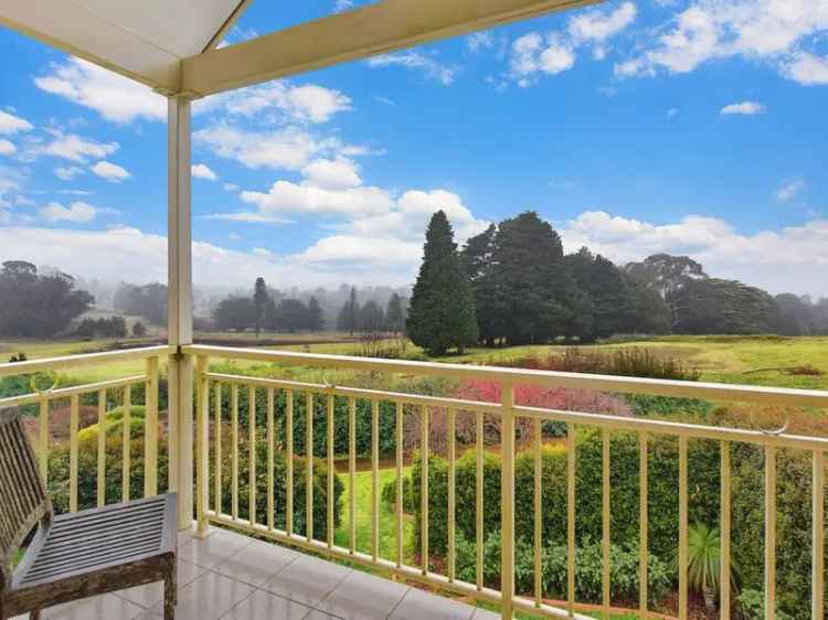 Modern 3-Bedroom Home near Katoomba with Spa and Alfresco Areas