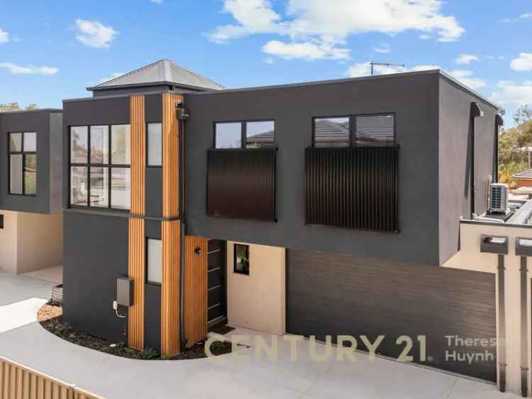 4 Bed 2 Bath Townhouse Springvale Near CBD - Auction