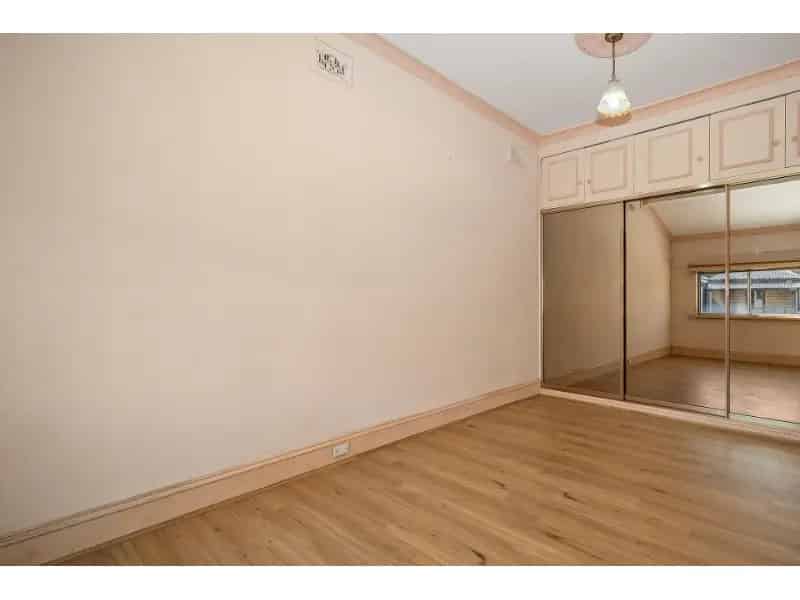 Large 3 Bedroom House With Swimming Pool And Secure Parking For 3 Cars