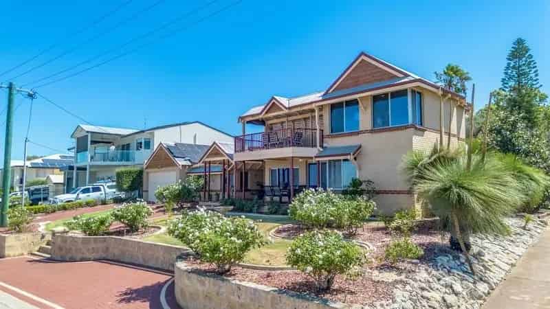 House for Sale in Dawesville with Stunning Views and Spacious Design