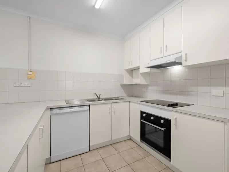 Quiet Court Living - Walk to CBD, Lake & Amenities