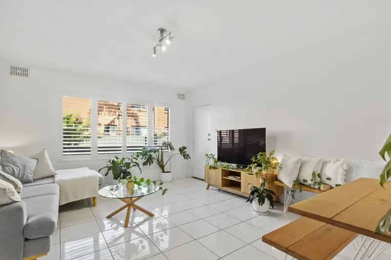 Beautifully Updated Ground Floor Two Bedroom Unit