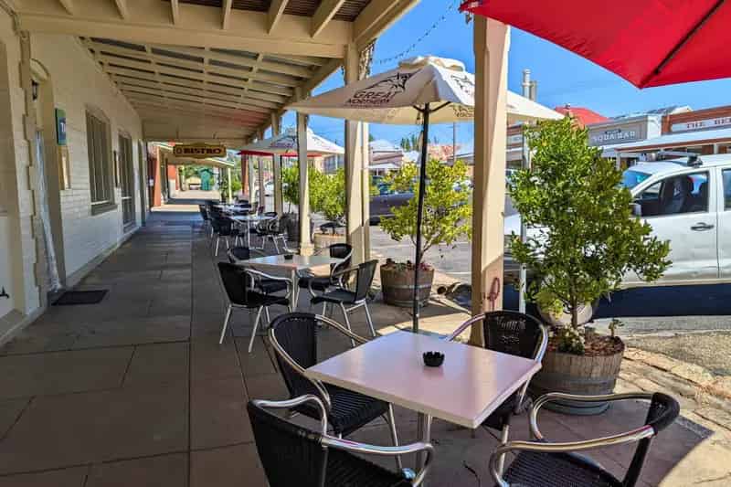 UNDER OFFER - HIBERNIAN HOTEL BEECHWORTH - 1P6324