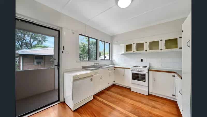 Lease 3 Bedroom Home Coopers Plains with Polished Timber Floors