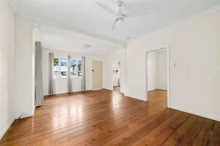 5 Bedroom Charming Cottage Near PA and Greenslopes Hospital