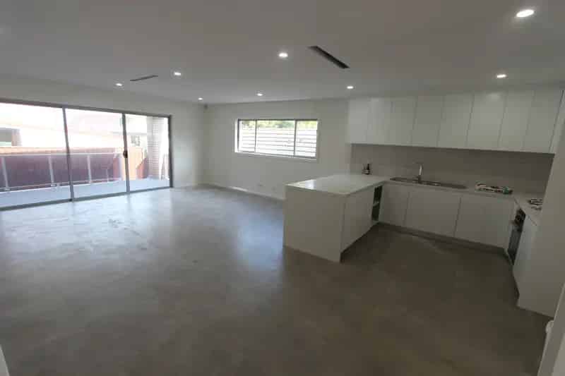 Buy modern house in quiet street with 5 bedrooms and entertainment area