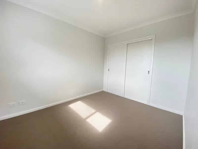 Rent Spacious House in Clyde with 4 Bedrooms and Backyard