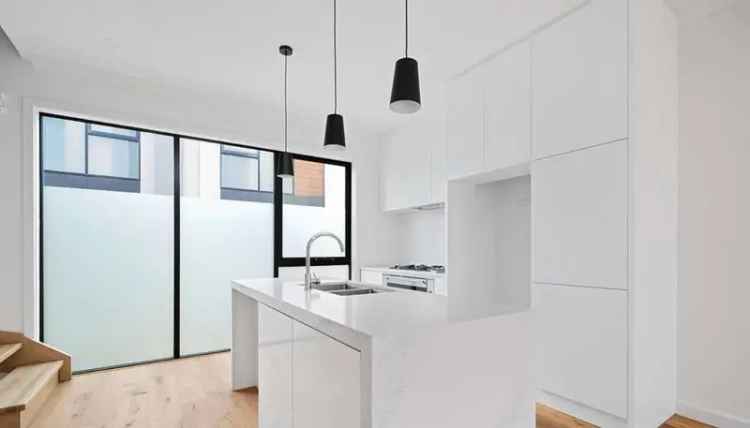 Port Melbourne Townhouse Near CBD Beach 3 Beds 2 Ensuites Garage