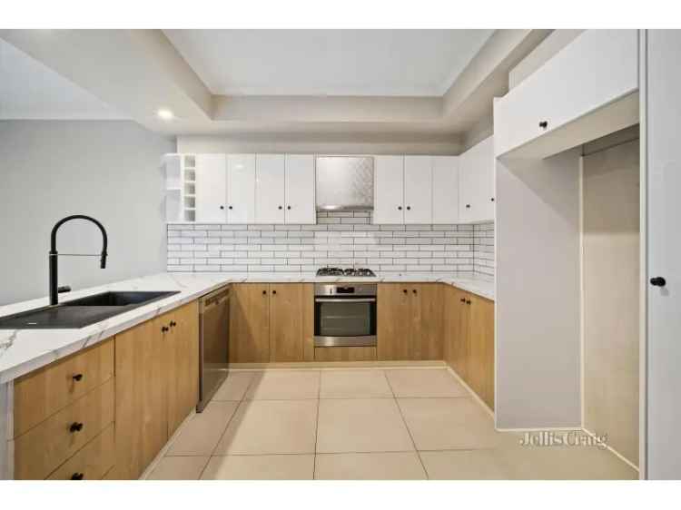 Sophisticated And Modern Living So Close To Ballarat Cbd!