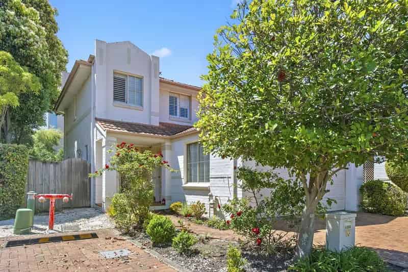 NEAT AND TIDY TOWNHOUSE IN A SPECTACULAR LOCATION