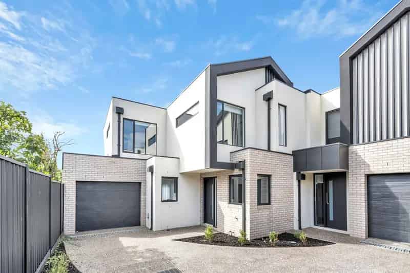 Sophisticated Living with a Gourmet Kitchen and Spacious Design