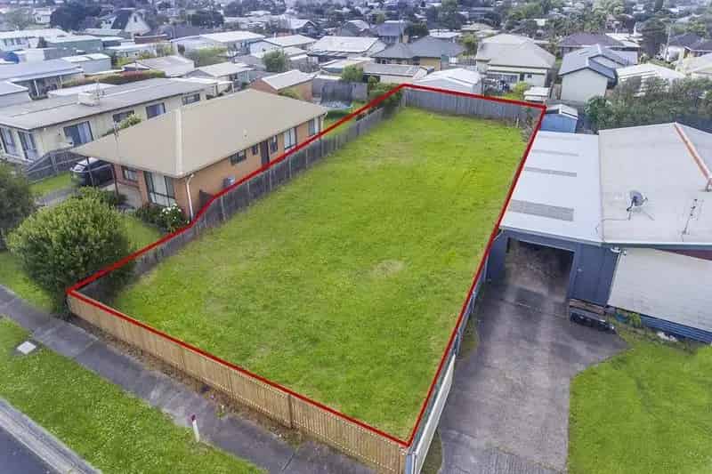 Buy Coastal Allotment in Portland with Fenced Yard and Ocean Proximity