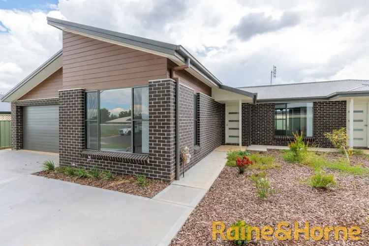 Four Bedroom Home with Ensuite, Built-ins, and Double Garage