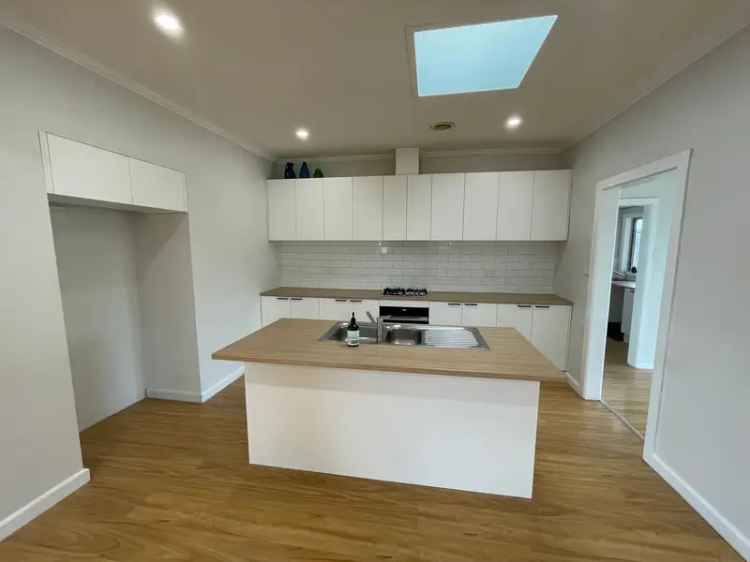 3 Bedroom House 256m² Melbourne Freshly Painted Family Home