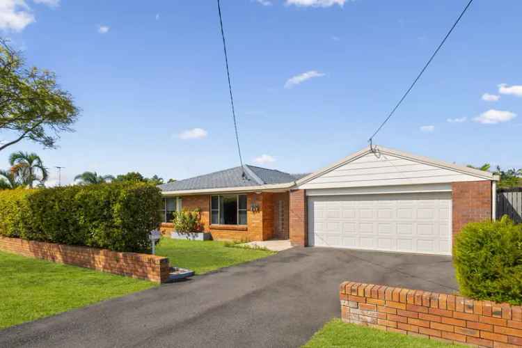 Beautiful Family Home with Pool Near Kippa-Ring Train Station