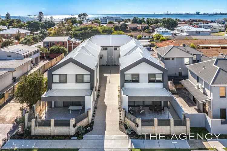 Townhouse for Sale in Rockingham with Impeccable Finishes and Modern Amenities