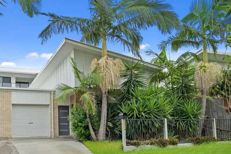 Paul Penklis Presents: Stylish & Spacious - Fully Renovated Townhouse With No Body Corporate!