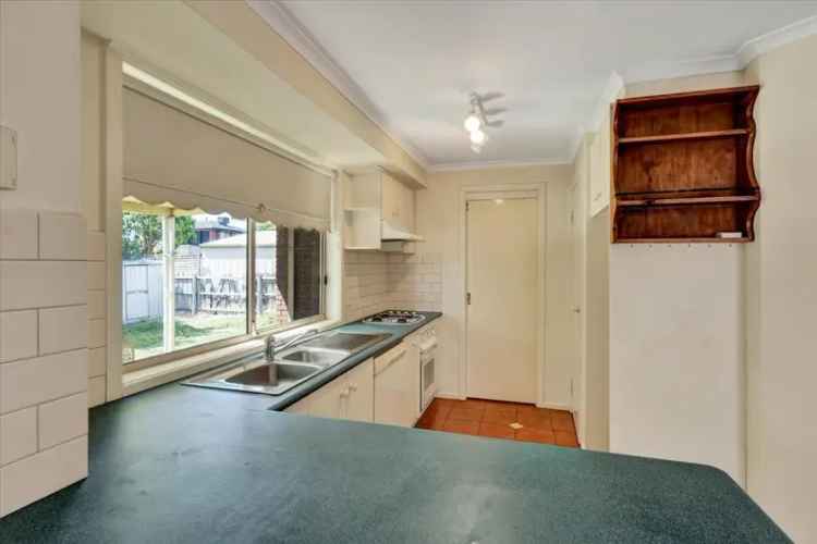 3 Bed 2 Bath House in Central Werribee - Family Home