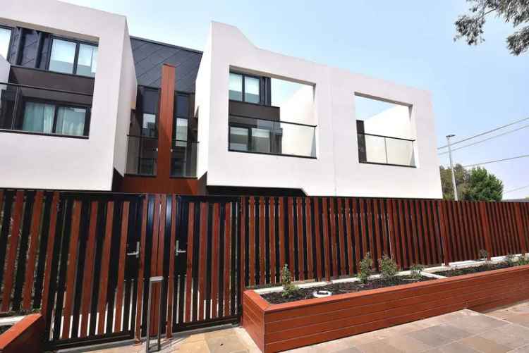 Modern Four Bedroom Townhouse Near Monash University