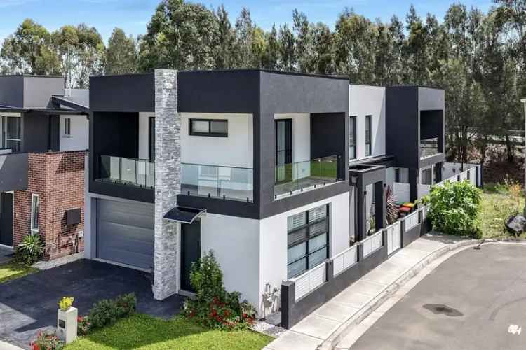 Modern Family Home 4 Bedrooms 3 Balconies