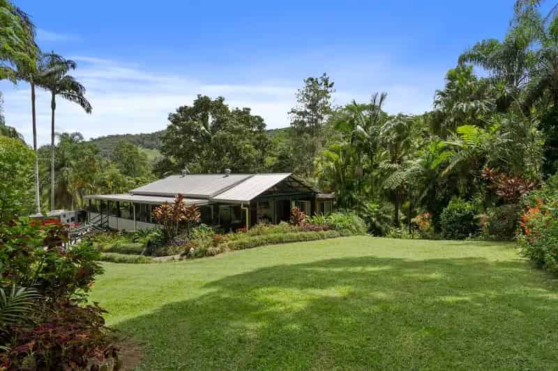 "Secluded Paradise: Ultimate Privacy, Your Perfect Escape Awaits!"