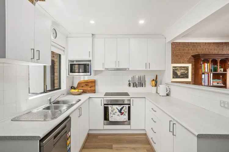 Thirroul Townhouse Near Beach - 2 Bed, Updated Kitchen, Courtyard