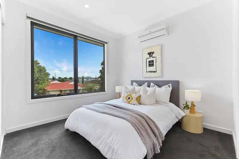 Spacious Townhouse with Two Master Ensuites - Private Driveway