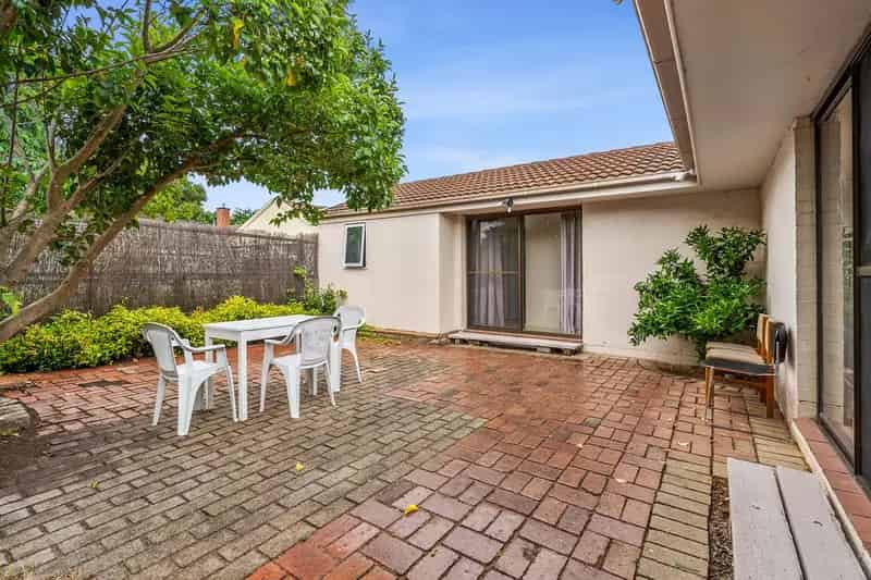 Rent House in Reid with Three Bedrooms and Private Courtyard