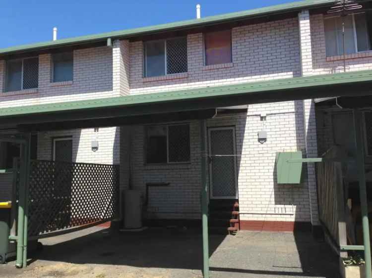 2 Bed 1 Bath Mackay Unit - Modern Amenities & Carport