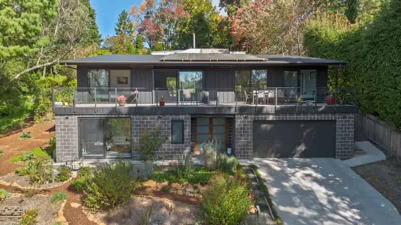 ARCHITECT-DESIGNED CONTEMPORARY HOME WITH GOLF COURSE ACCESS AND SMART SUSTAINABLE LIVING