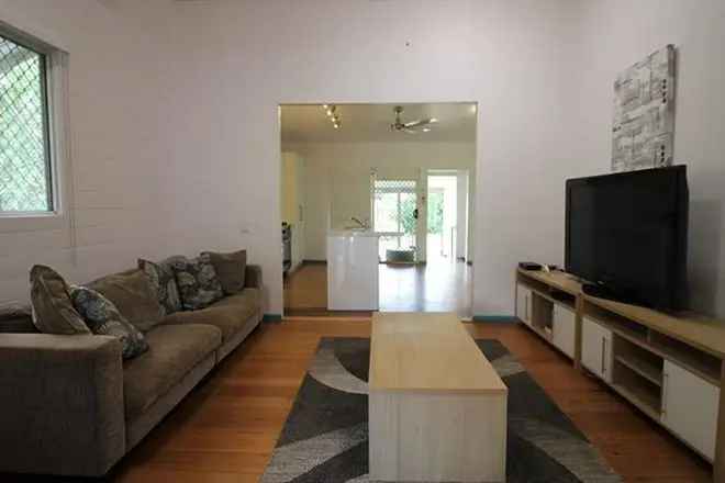 Furnished Cairns Queenslander near City Center