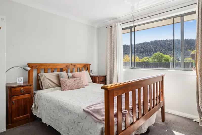 Modern Family Home with Mountain Views – Peaceful Living in the Heart of Lithgow