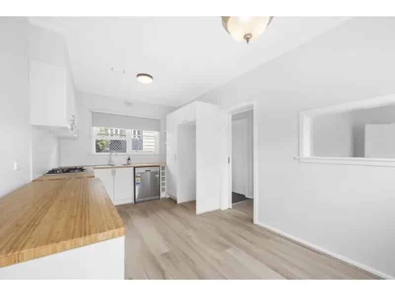5 Minutes To Cbd - 2Km To College Precinct. Beautifully Renovated.