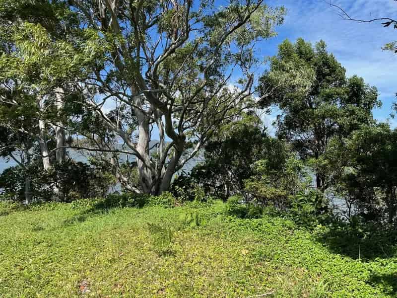 832m2 of Waterfront Bliss!