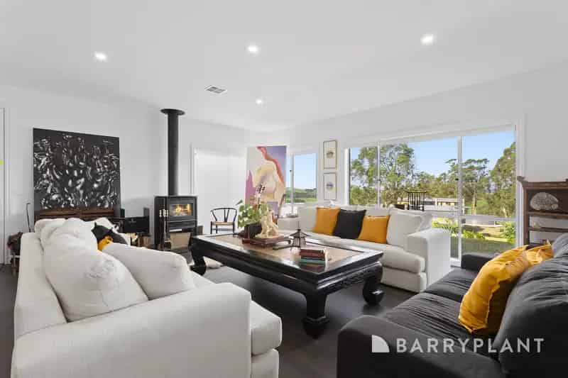 Tranquil Provincial Living with Stunning Views